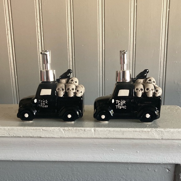 NWT- Set of 2- 10.9oz- Black Ceramic Trick or Treat Truck Soap Dispensers 💀🐦‍⬛ - Picture 2 of 16
